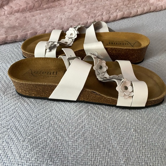 The perfect spring sandals to add to your closet! - Picture 4 of 5